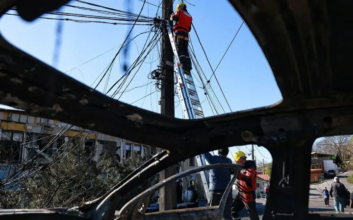 Utility workers restoring electricity cables in Kyiv ahead of winter attacks