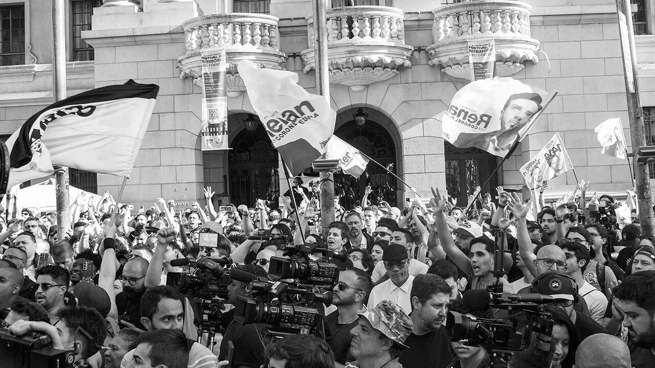 Supporters of the Missão party at a rally