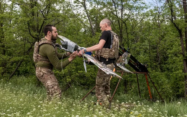 Ukrainian soldiers prepare Bliskavka attack drone for strike toward Kostiantynivka