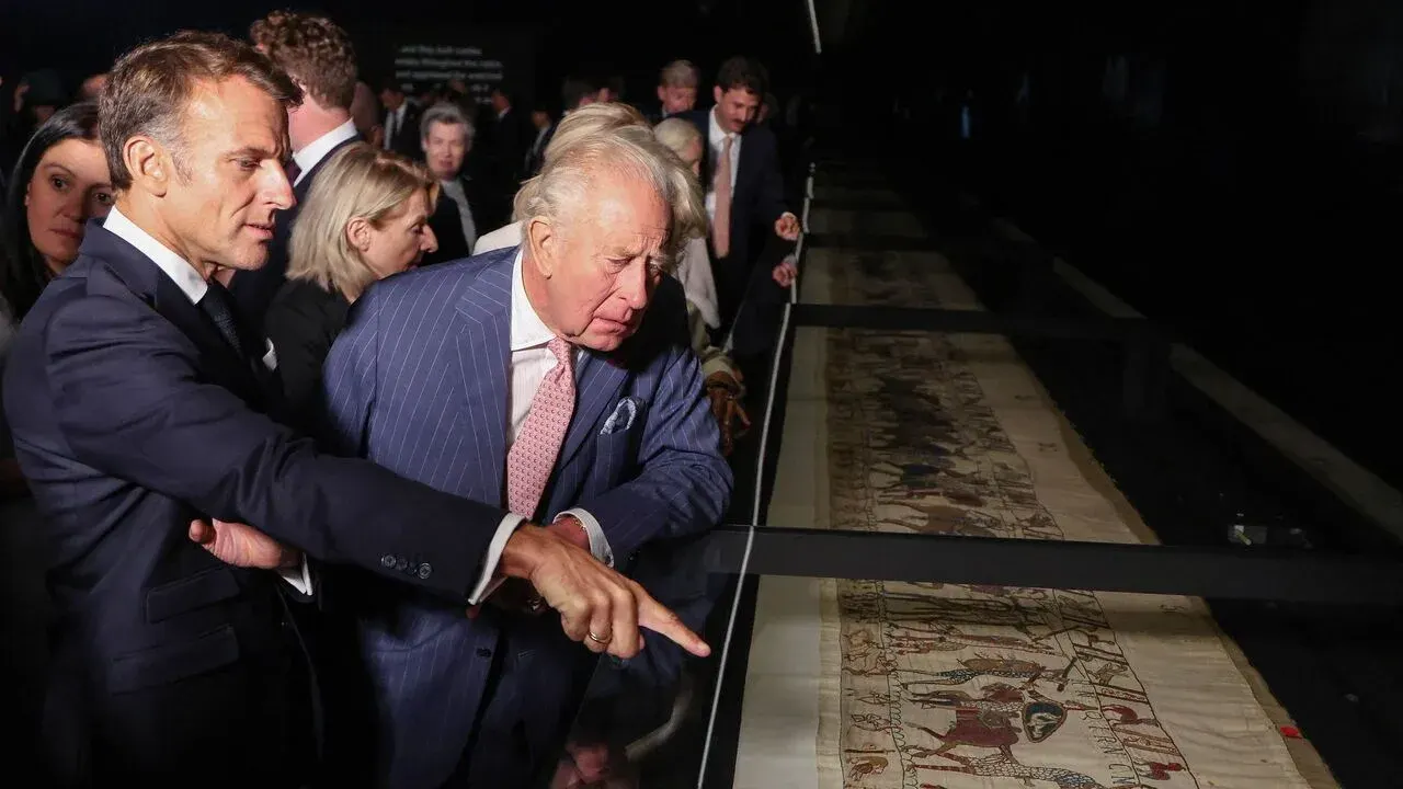 Emmanuel Macron and King Charles viewing Bayeux Tapestry display