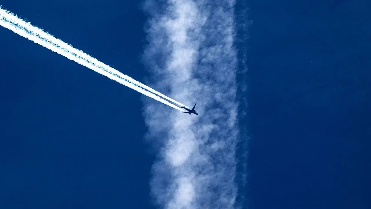 Estela dejada por un avión que vuela a gran altitud