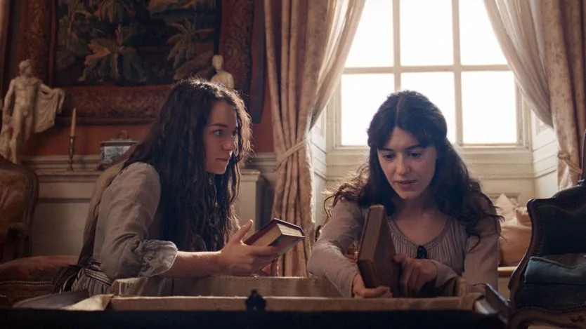 Still from Sense and Sensibility showing actors Esmé Creed-Miles and Daisy Edgar-Jones