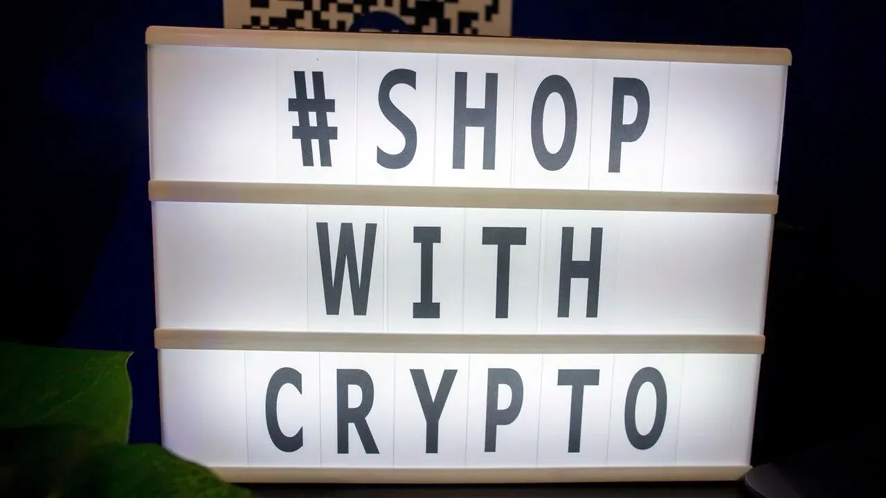 Un cartel que dice «Shop With Crypto» durante la Australian Crypto Convention en Sídney, Australia.