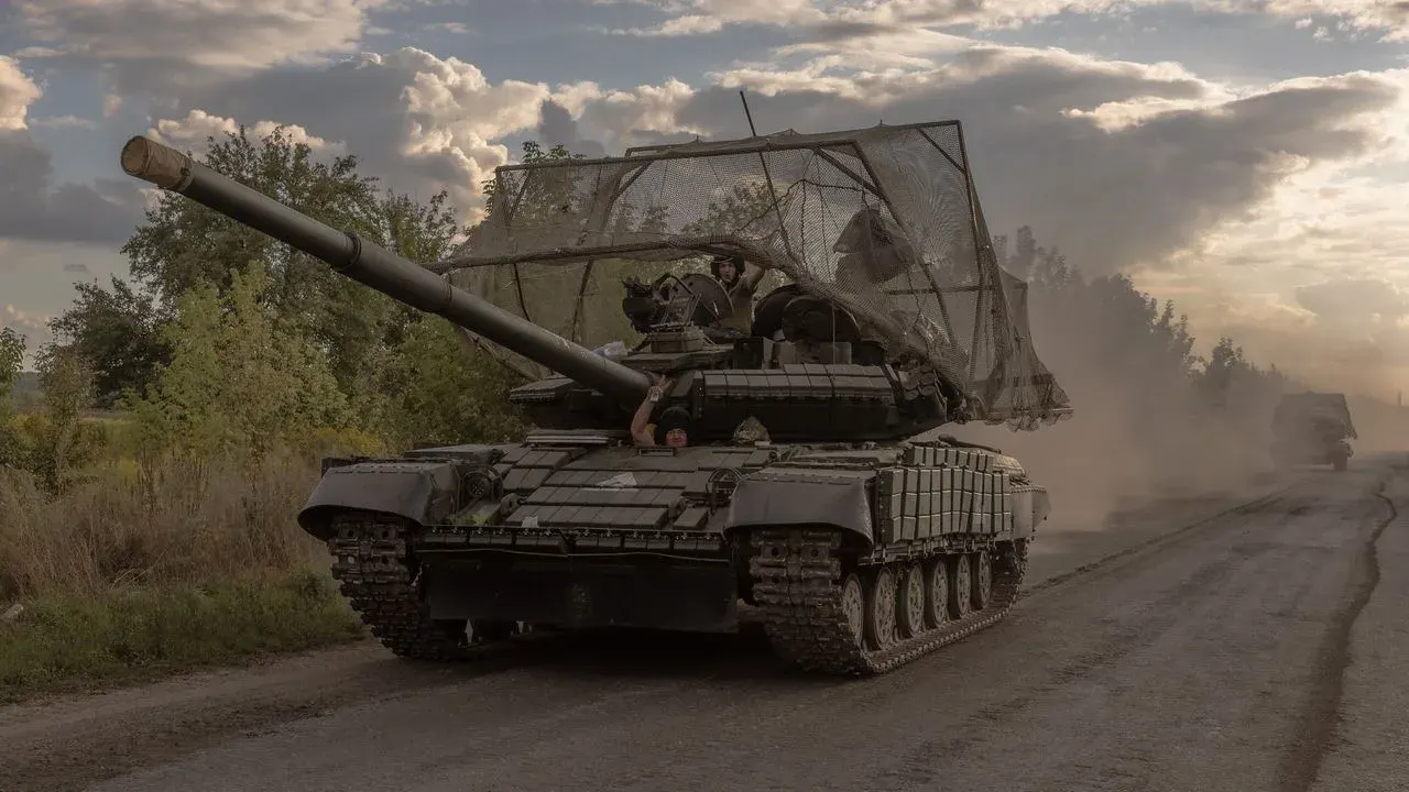 Militares ucranianos conducen tanques T-64 de fabricación soviética en la región de Sumi, cerca de la frontera con Rusia.